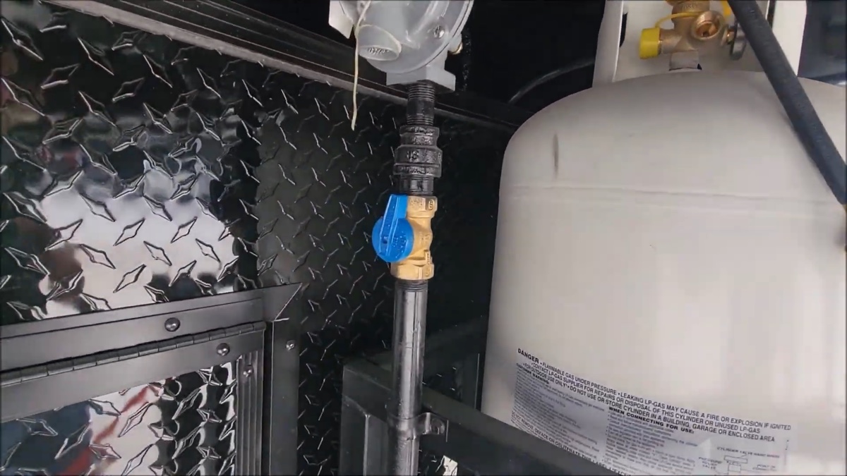 propane tank, pigtail, regulator, blue knob